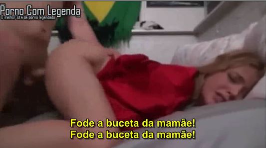 Gozando nos peitos da mamãe