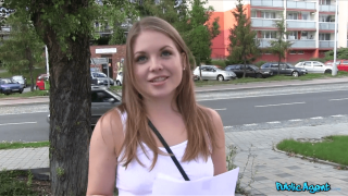 gatinha russa a procura de trabalho, aceitou a oferta