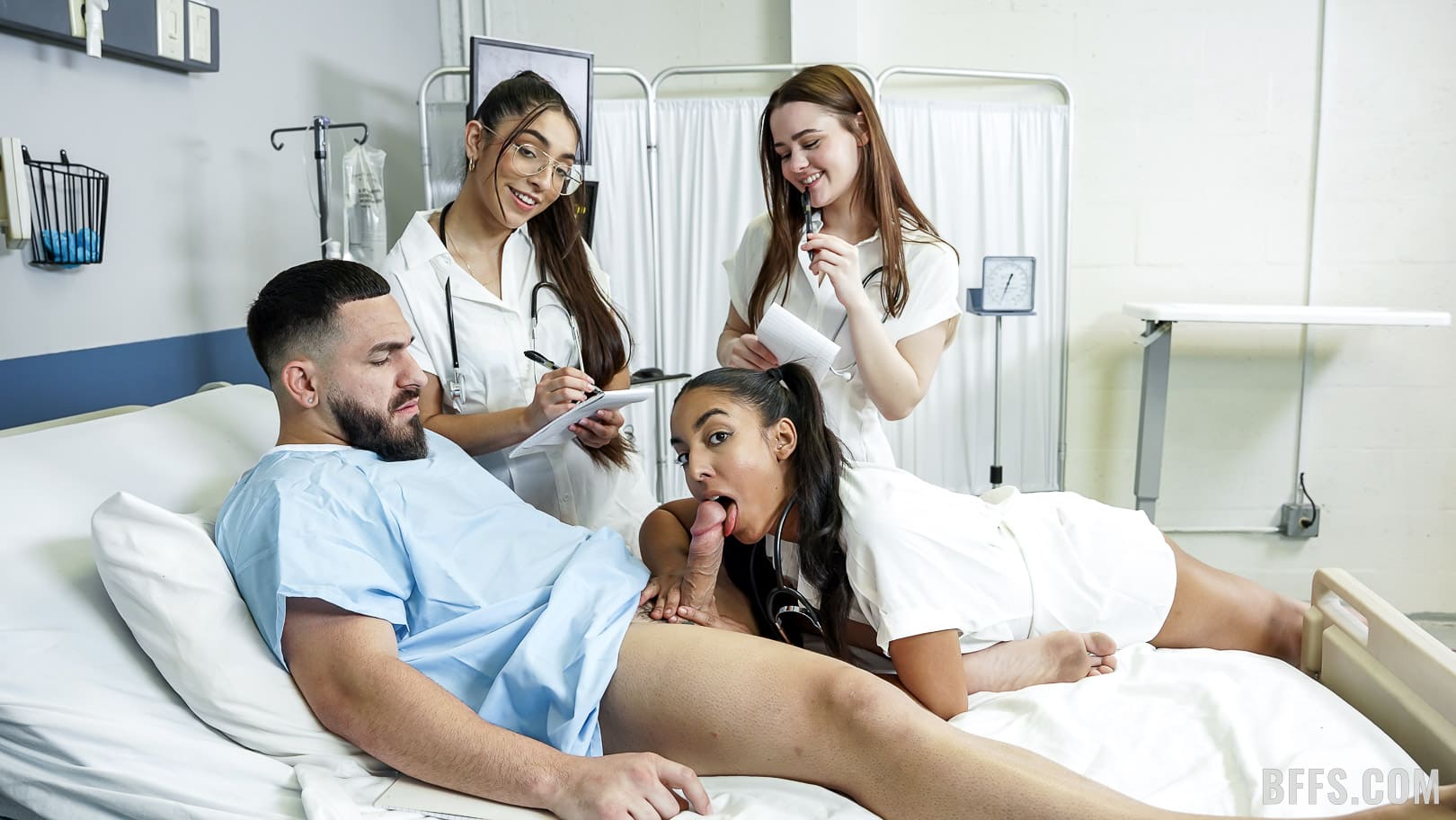 Médicas residentes safadas fizeram um exame com mais contato no paciente – Porno Legendado – Porno Com Legenda